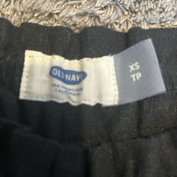 Old navy women’s black shorts - Picture 2 of 3